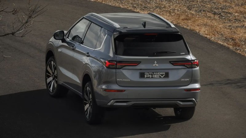 Оснащается автомобиль 135-сильным бензиновым…