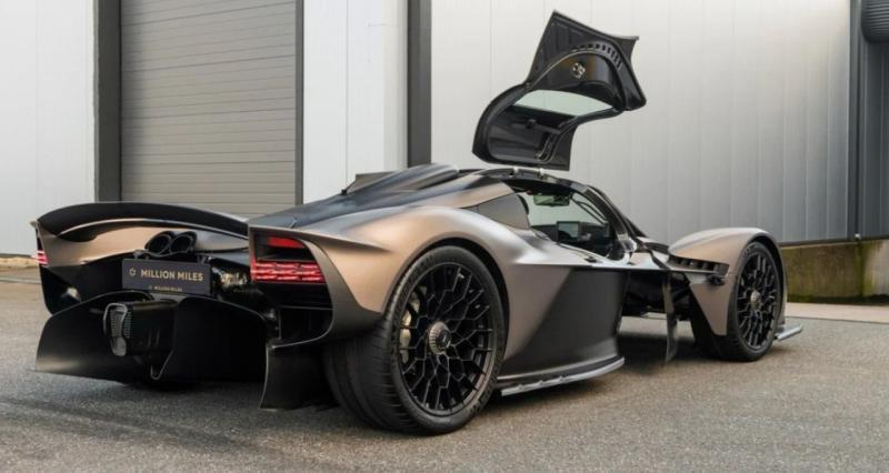 Совсем немного в цене проигрывает Aston Martin…
