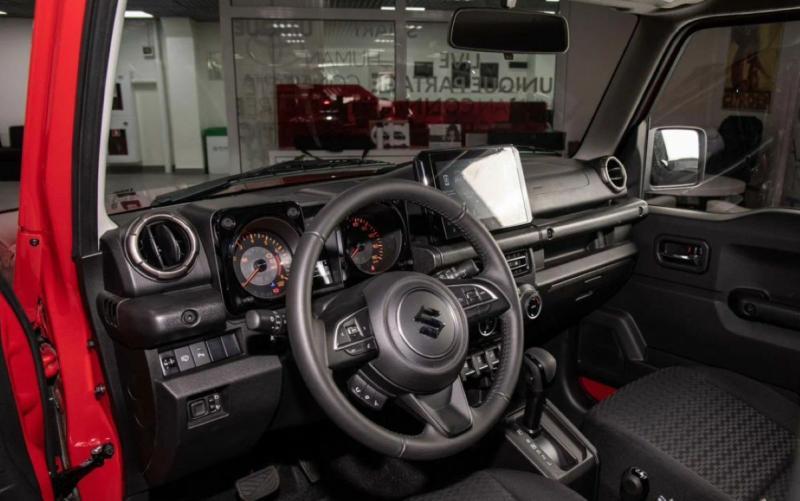 Внешне пятидверный Suzuki Jimny принципиально…