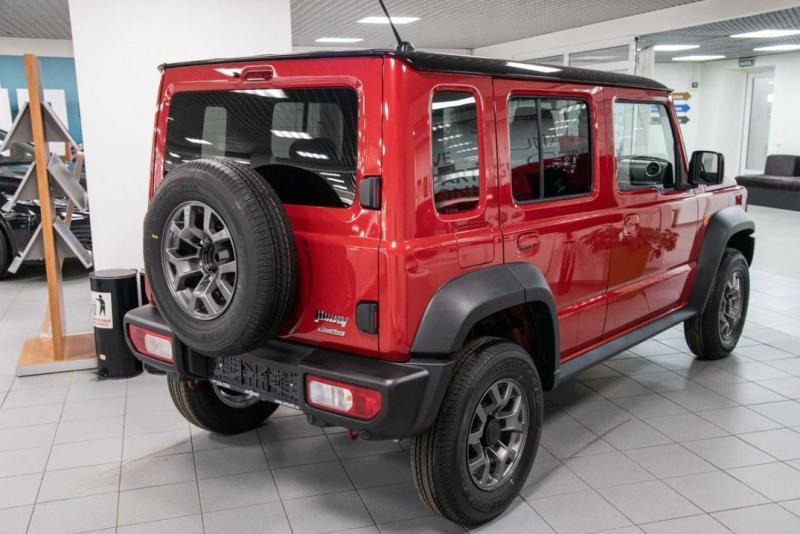 Внешне пятидверный Suzuki Jimny принципиально…
