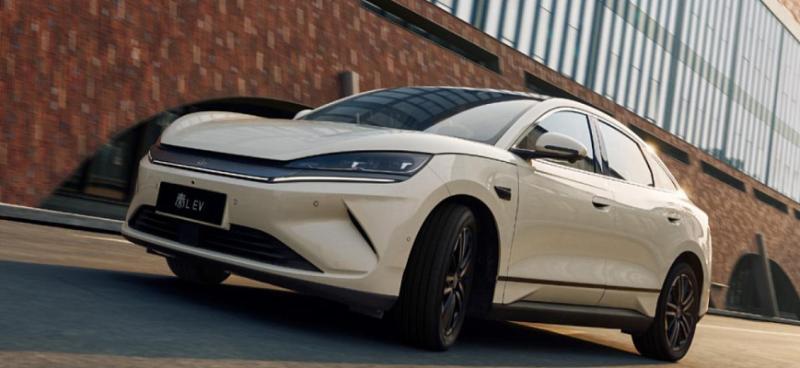 У BYD появился новый электрический седан дешевле…
