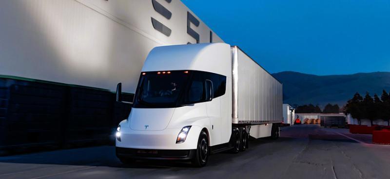 Серийный запуск электрогрузовиков Tesla Semi…
