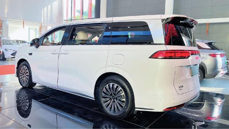 Минивэн BYD Xia оснащен гибридным мотором,…