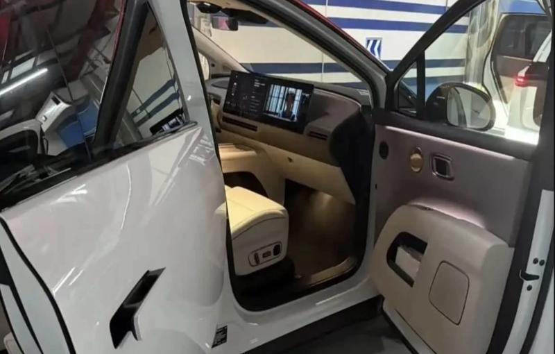 Оснащается полноприводный Li i8 парой моторов…