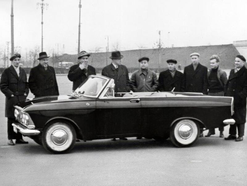 Первые два автомобиля Москвич-408 «Турист»…
