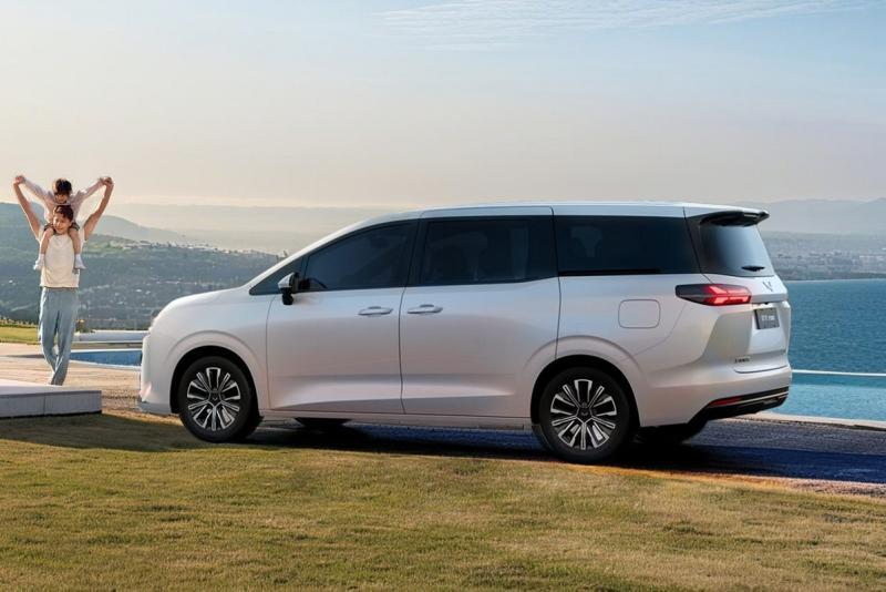 Новый бюджетный минивэн Wuling Starlight 730…
