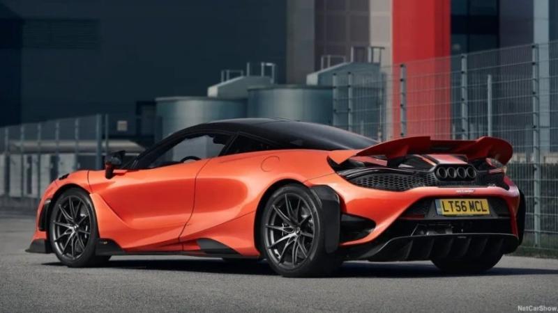 Под капотом — мощный AMG 6,0-литровый V12 с 852…