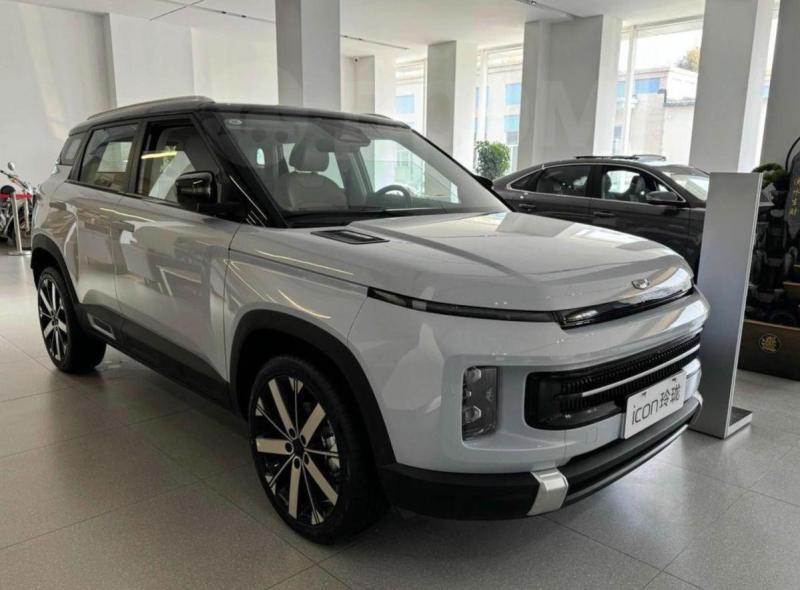Дилеры в России продают Geely Icon 2024 с…