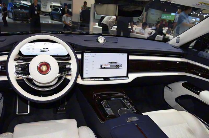 В китайский автосалонах цены на Hongqi L1…