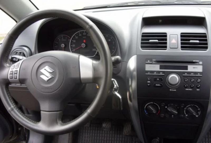 Седан Suzuki SX4 первого поколения (2006-2009)…