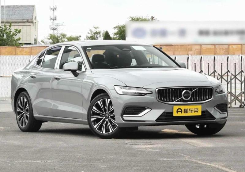 Седан Volvo S60 вернулся в РФ: дилер принимает…
