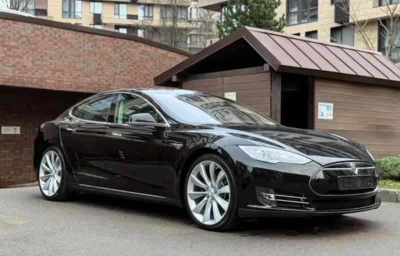 Электрокар Tesla Model S 2014 года в идеальном…