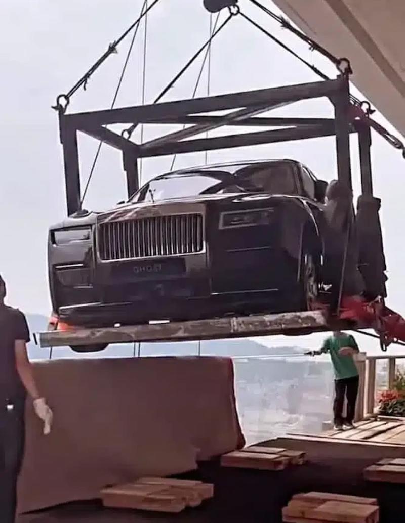 Rolls-Royce Ghost доставляют на 44 этаж в Китае…