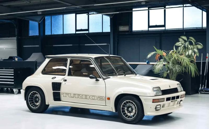 Речь идет о Renault 5 Turbo 2, представляющем…