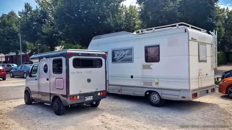 Mini Silverdream на фоне старшего автодома на…
