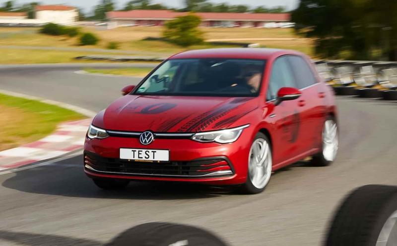 Тестовый VW Golf, на котором испытывались шины…