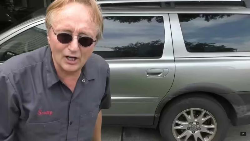 Автомеханик-блогер Скотти Килмер на фоне Volvo V70
