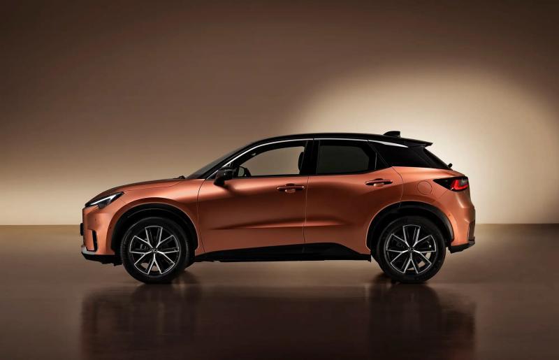 Дорестайлинговый Lexus LBX