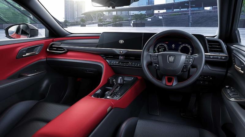 Интерьер Toyota Crown Sport