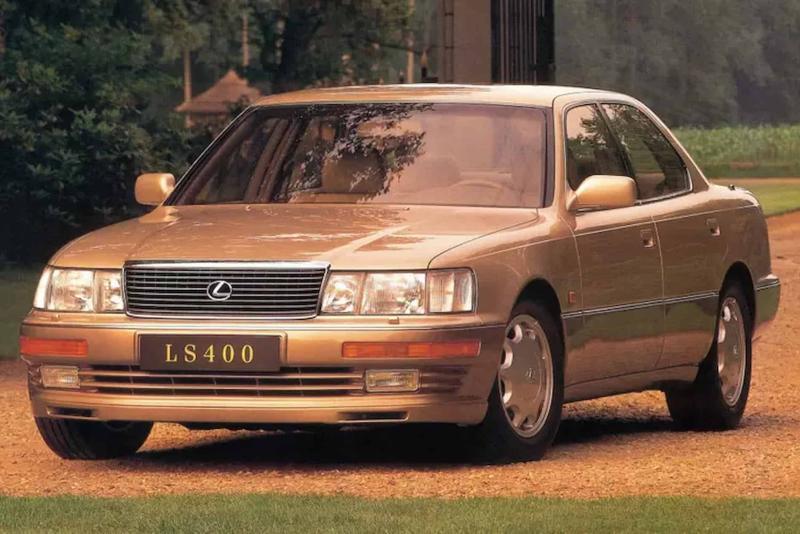 Портал «HotCars» назвал один старый автомобиль…