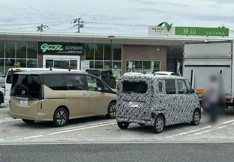 Слева – Nissan Serena, справа – тестовый прототип…
