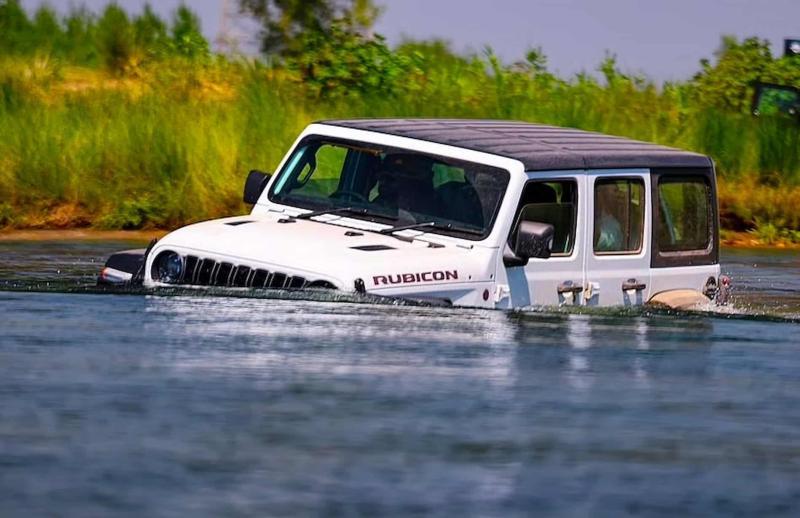 Владелец Jeep Wrangler чуть не утонул, тестируя…