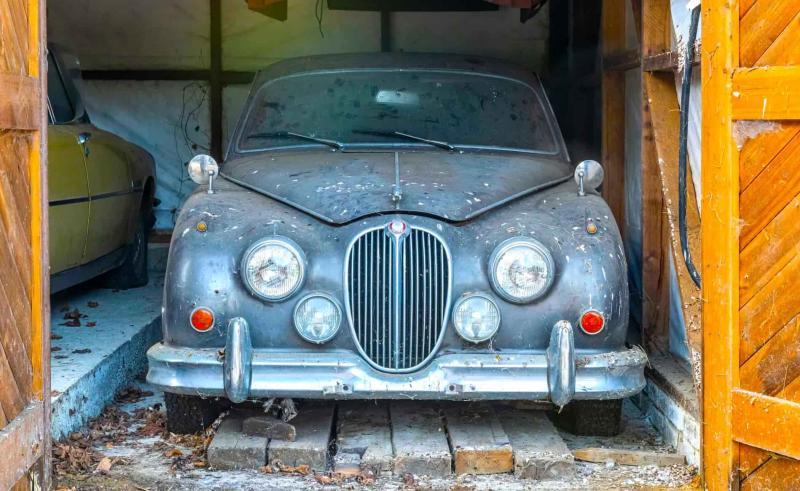 Сарай, заполненный редкими Jaguar и MG из 90-х,…