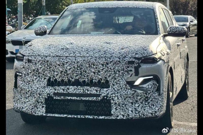 Тестовый прототип кроссовера Renault Aurora 2