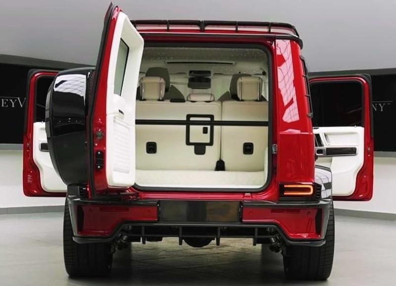 Внутри для отделки AMG G63 была выбрана белая…