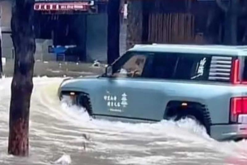 Новый крутой внедорожник BYD «гонял» по городу во…