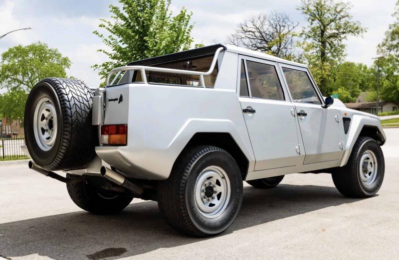 Lamborghini LM002 1987 года выпуска, выставленный…