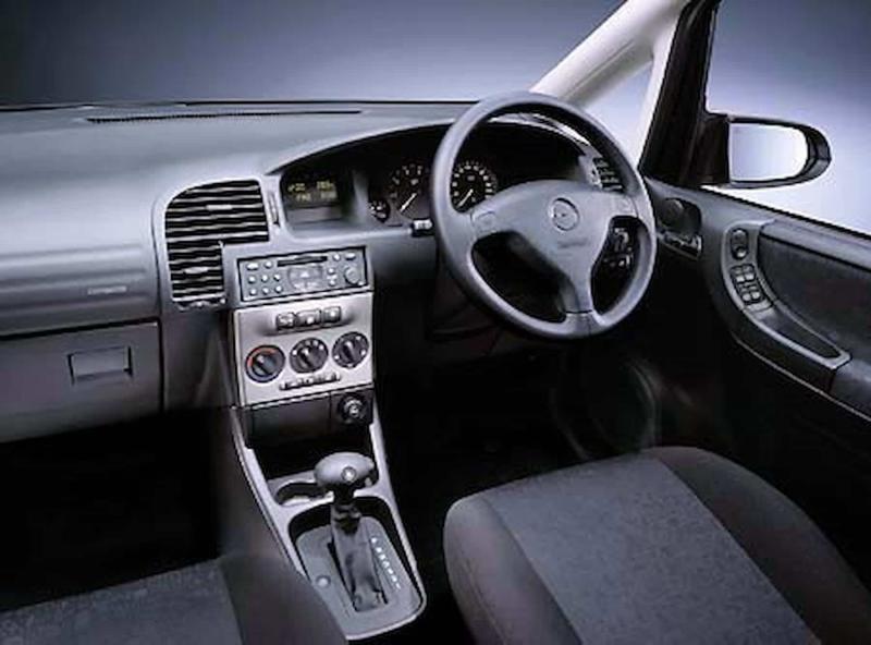 Интерьер Subaru Traviq