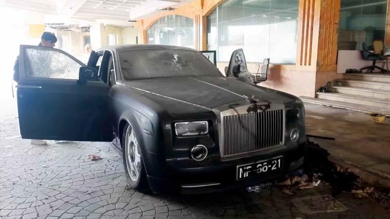 Брошенный на парковке отеля Rolls-Royce Phantom
