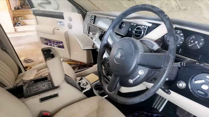 Интерьер брошенного на парковке отеля Rolls-Royce…