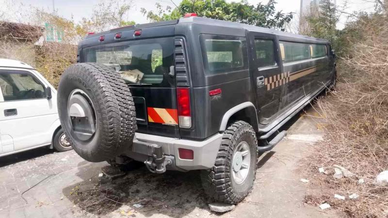Hummer H2, брошенный неподалеку от закрытой…