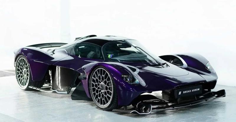 Миллиардер купил Aston Martin Valkyrie, покрасил…
