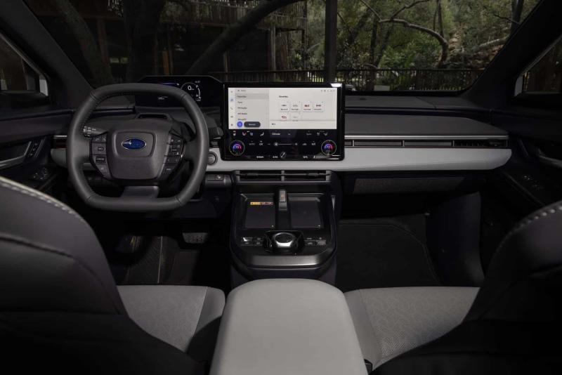 Интерьер обновленного Subaru Solterra