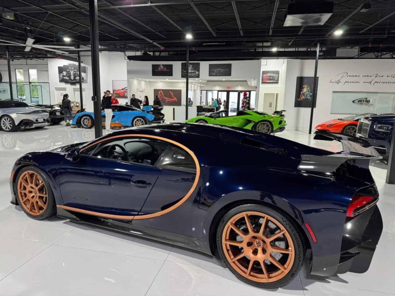 Bugatti Chiron Pur Sport 2021 на выставке в…
