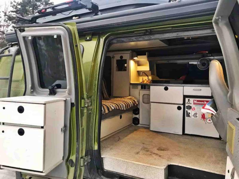 Жилой отсек в кемпере Ford E350 Econoline