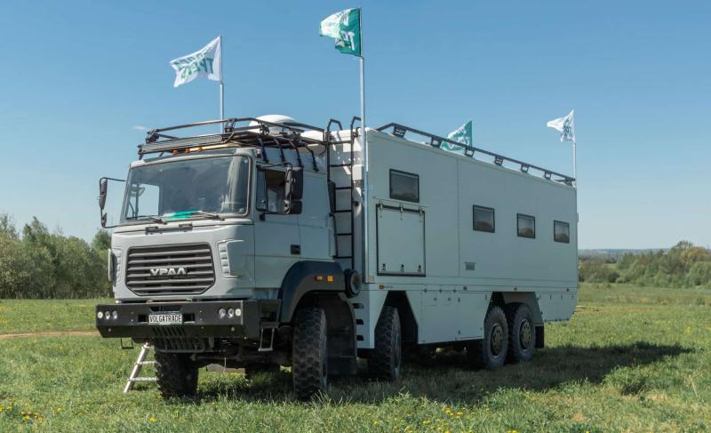 Передвижная гостиница в грузовике «Урал 8x8» –…