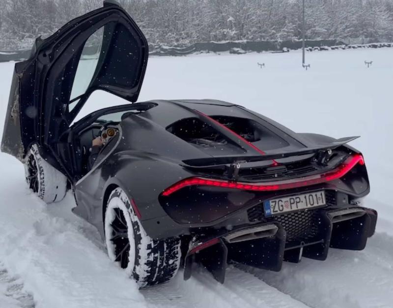 Bugatti Tourbillon дрифтует на снегу