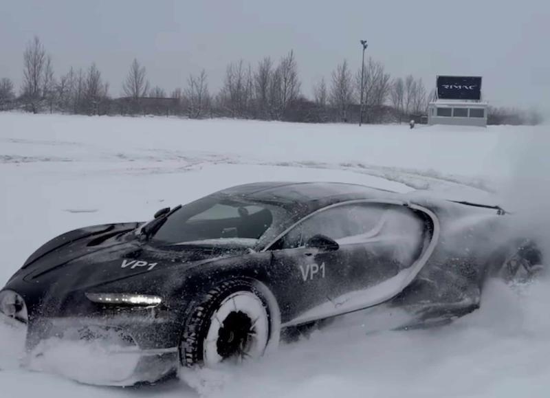 Bugatti Tourbillon дрифтует на снегу