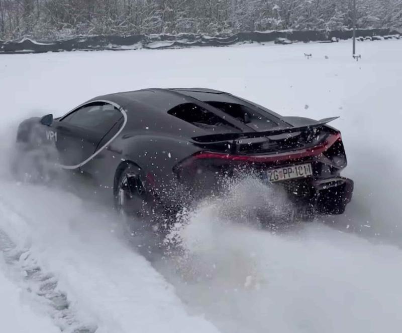 Bugatti Tourbillon дрифтует на снегу