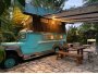 На Airbnb сдают необычный дом на колесах Jeepney Camper, который…