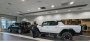 На этом снимке видны огромные размеры электрического пикапа GMC Hummer
