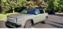 Открыть статью Подержанный электрический внедорожник RIVIAN R1S продают дороже нового