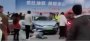 На китайском автосалоне электромобиль наехал на пятерых людей
