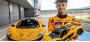 Гонщик Ландо Норрис проезжает круг на McLaren P1, сделанном из…