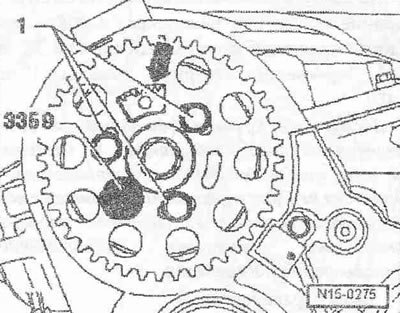 Не полностью ввернуть болты -1-. Зафиксировать…