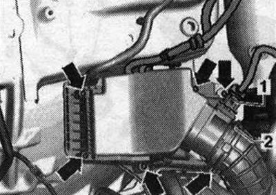 Отсоединить разъём -1- от расходомера воздуха…